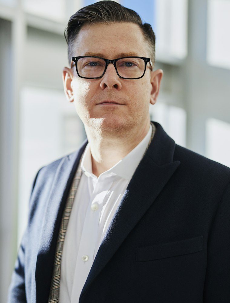 Retrato de Alejandro R., fundador de una consultoría de estrategia