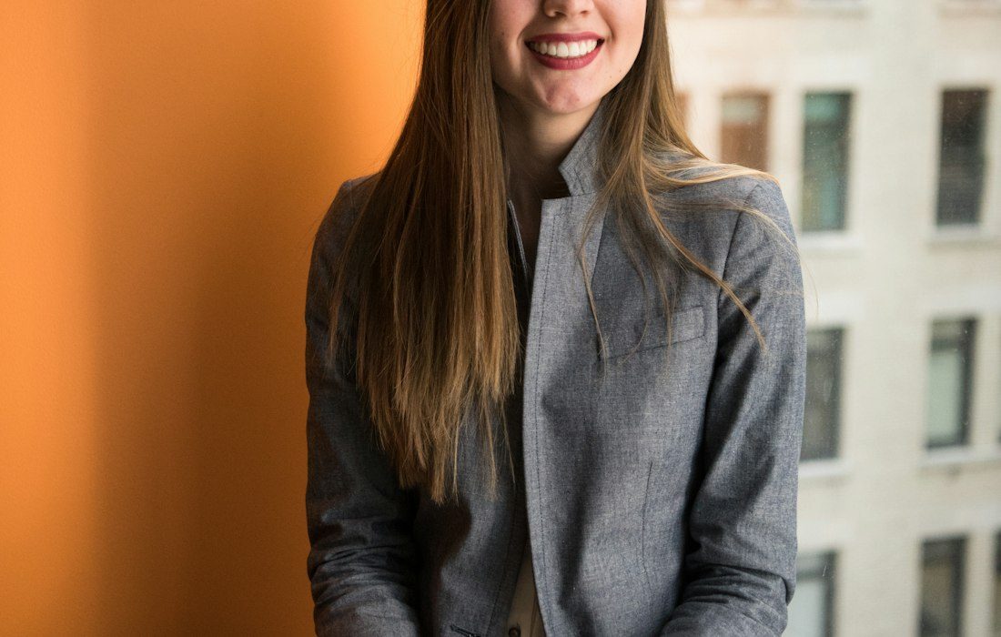 Retrato de Valentina C., cofundadora de una agencia digital