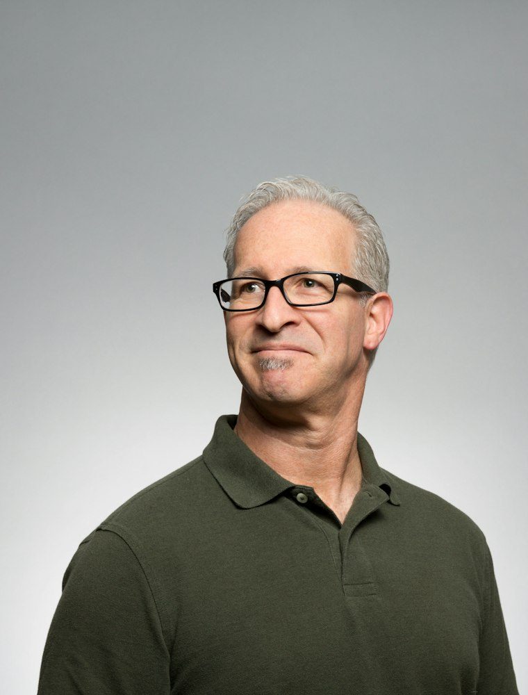 Retrato de Daniel F., fundador de una empresa SaaS